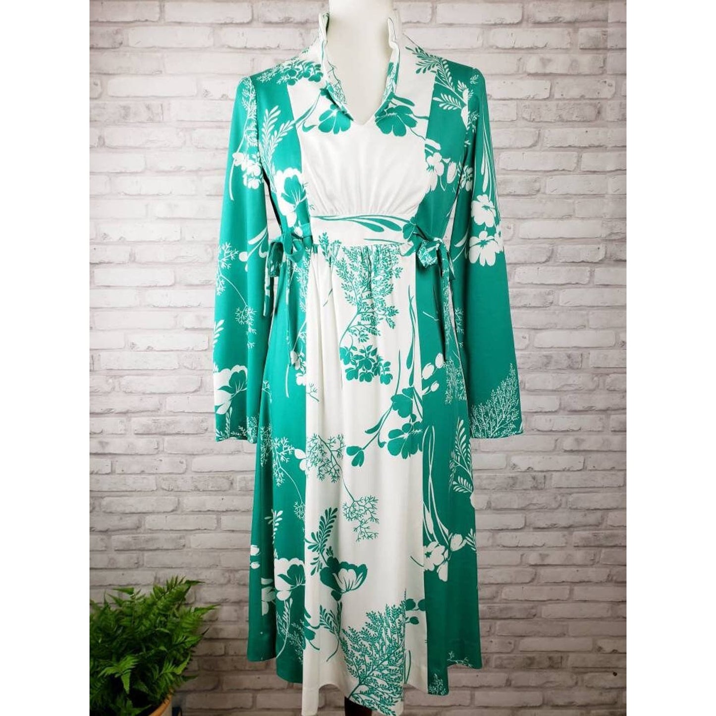 Yves Jennet dress jade green floral dress with contrast panel and cute side ties, size M 38-inch bust, 1970s double knit polyester