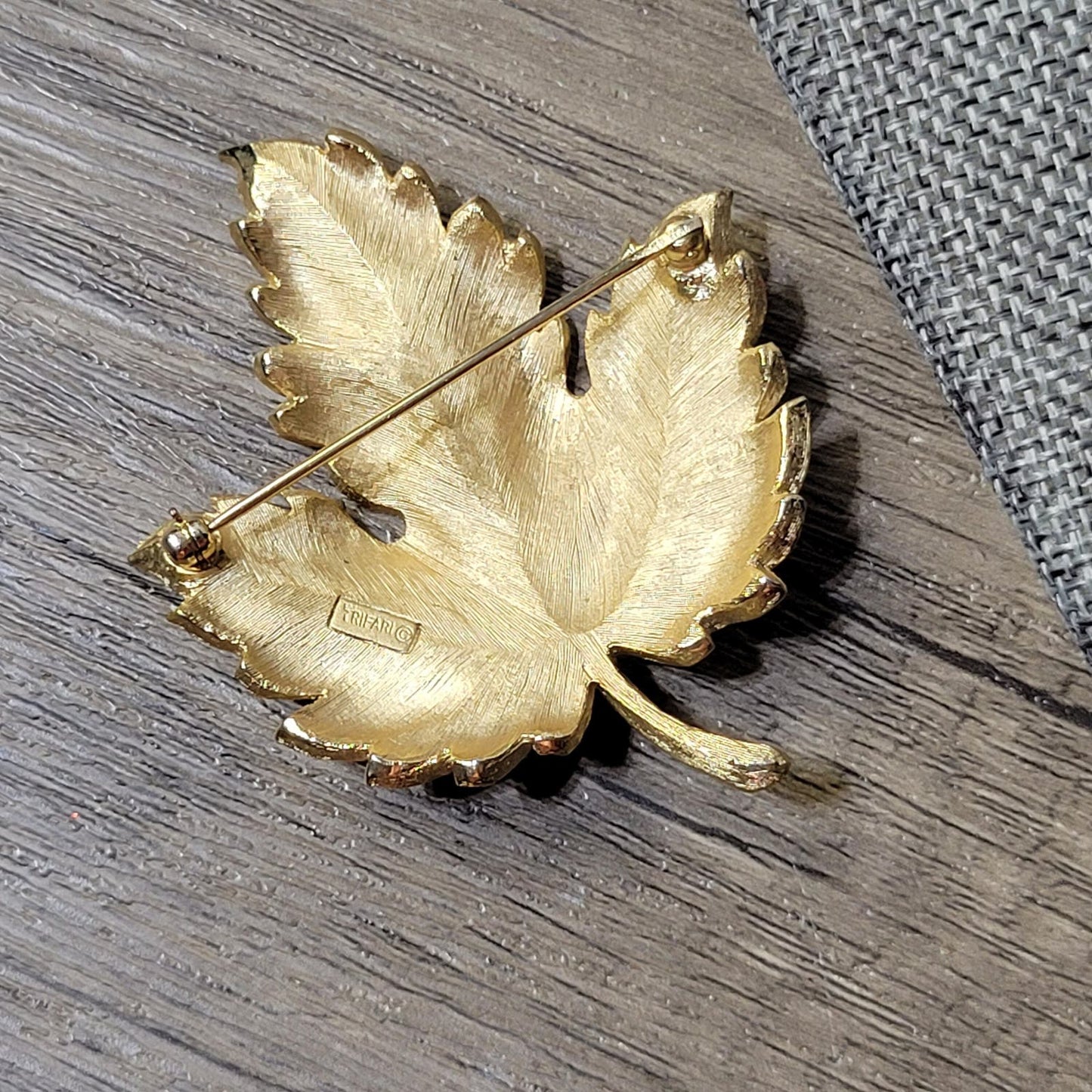 Leaf brooch Crown Trifari signed vintage 1960s brushed gold-tone jewelry