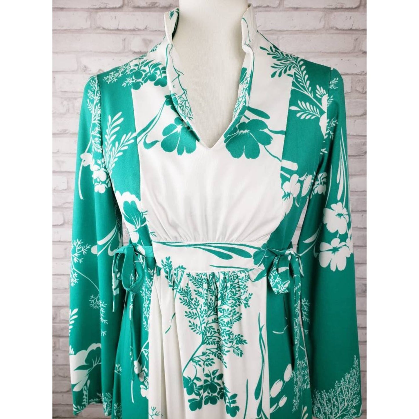 Yves Jennet dress jade green floral dress with contrast panel and cute side ties, size M 38-inch bust, 1970s double knit polyester