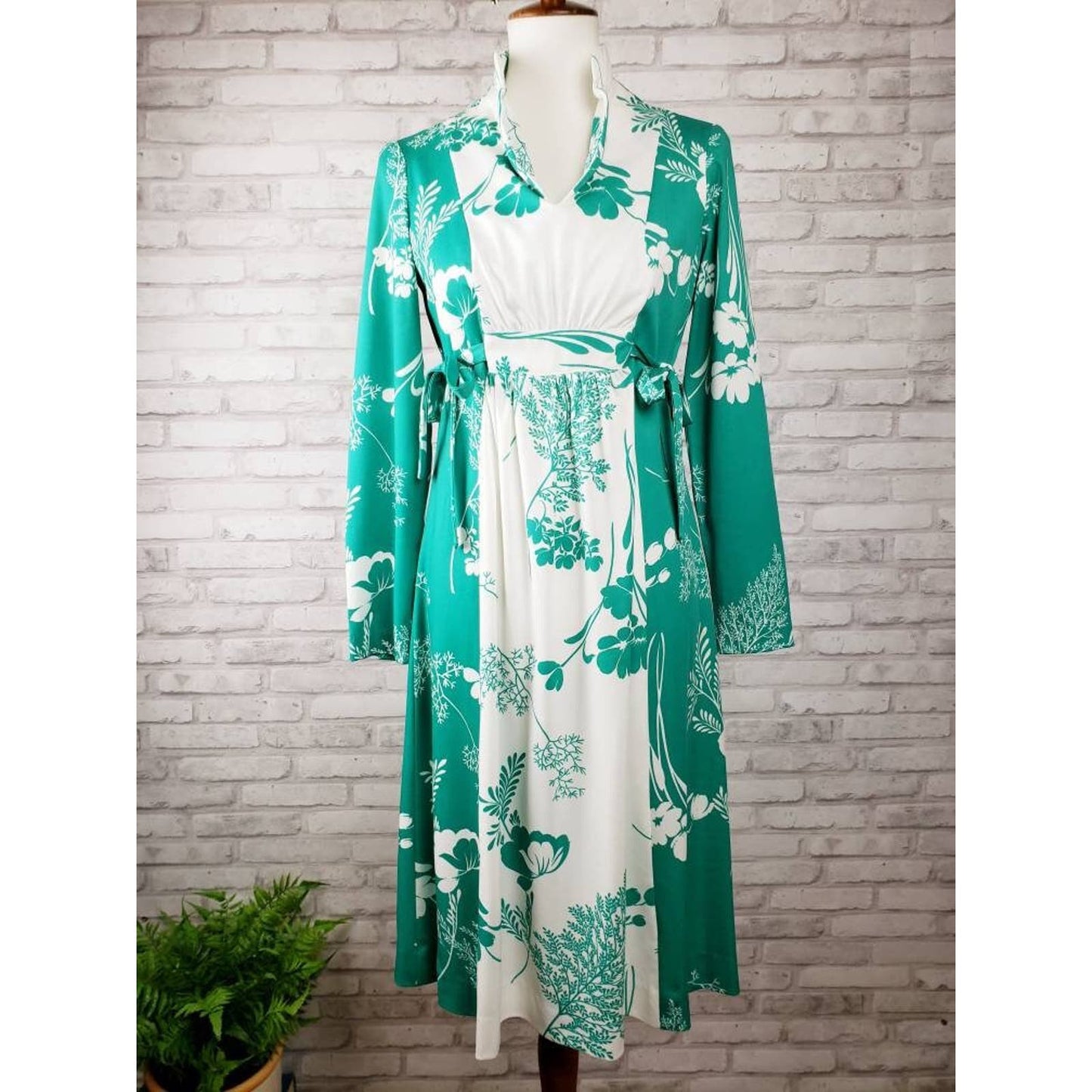 Yves Jennet dress jade green floral dress with contrast panel and cute side ties, size M 38-inch bust, 1970s double knit polyester